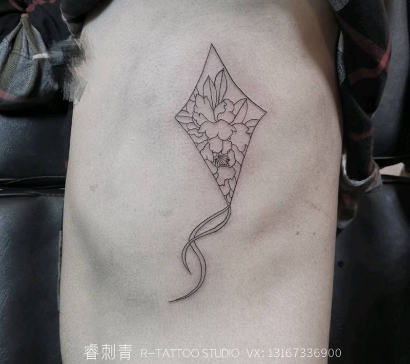 风筝纹身图片_腰部纹身图案