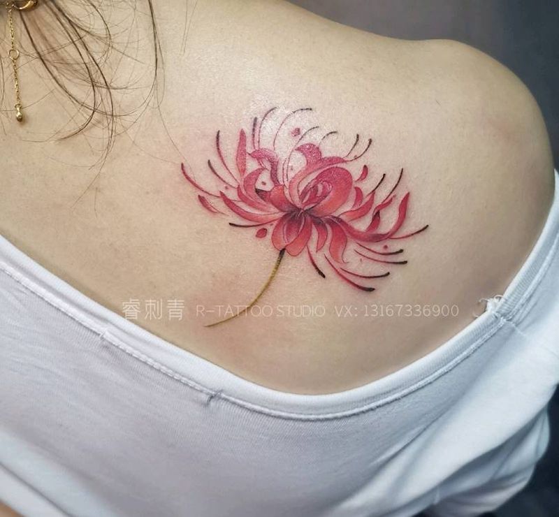 彼岸花纹身图片_背部水彩纹身图案