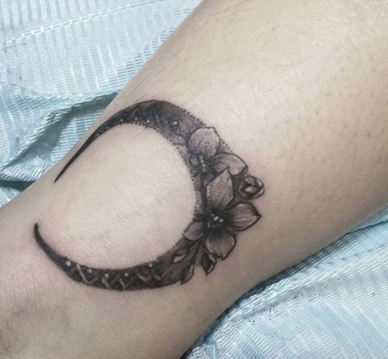 月亮花环纹身图片