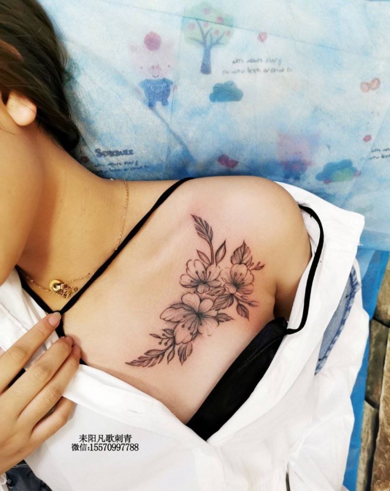 锁骨素花纹身图片_胸部纹身图案