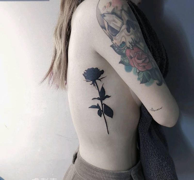 黑色玫瑰纹身图片_腰部纹身图案