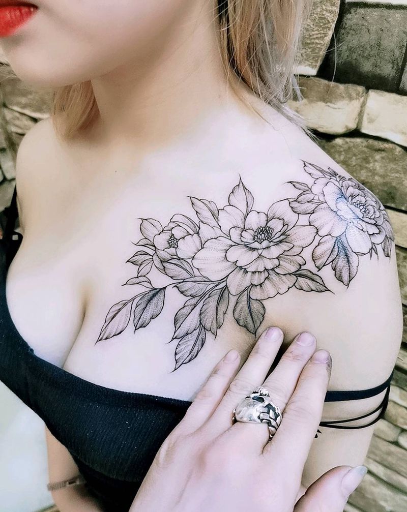 锁骨素花纹身图片_胸部纹身图案