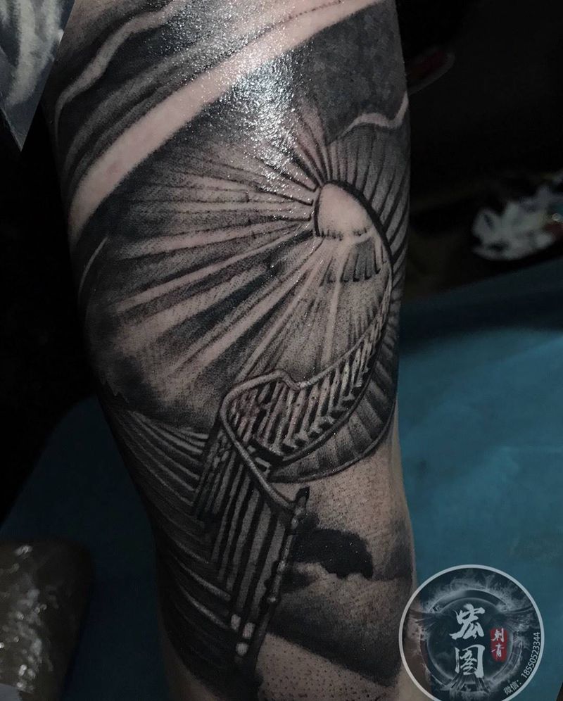 旋转楼梯纹身图片_手臂欧美写实纹身图案