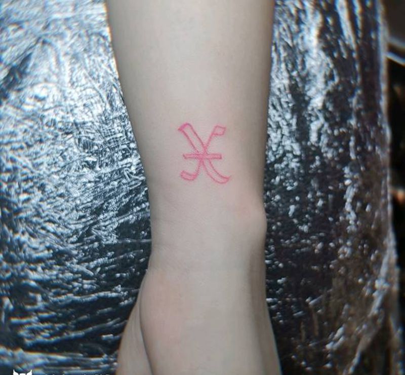 哥特字体纹身图片_手部纹身图案