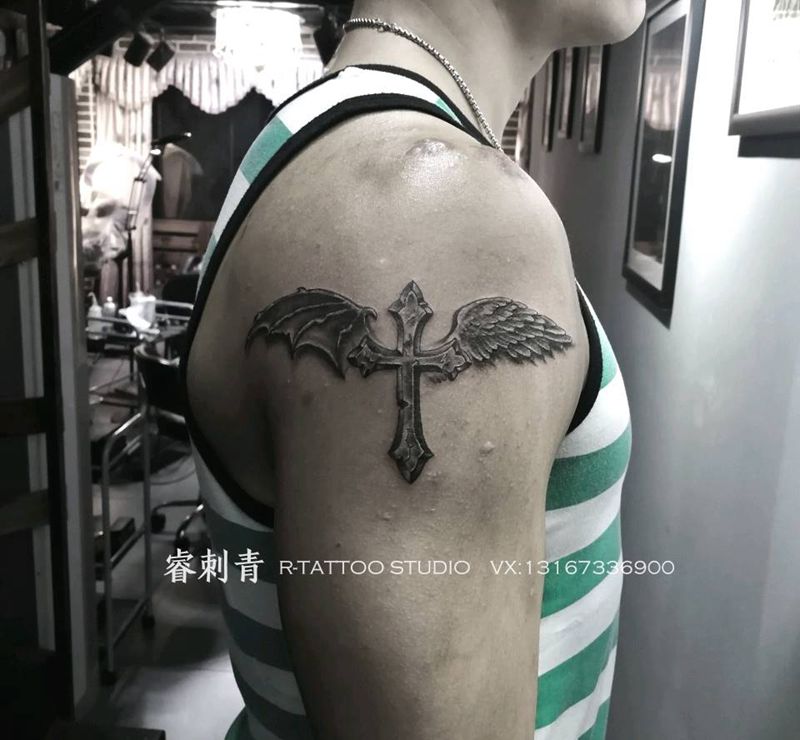 翅膀十字架纹身图片