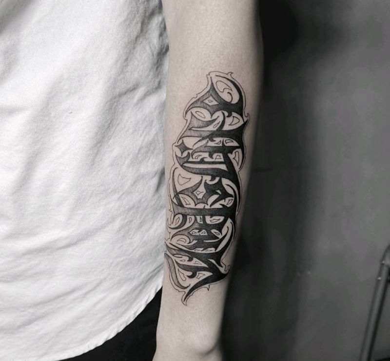 花体字纹身图片_手臂花体字纹身图案