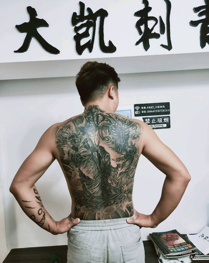 遮盖旧图纹身图片_背部纹身图案