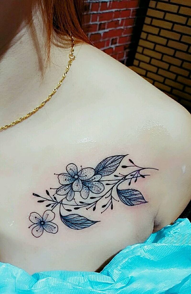 素花纹身图片_胸部纹身图案