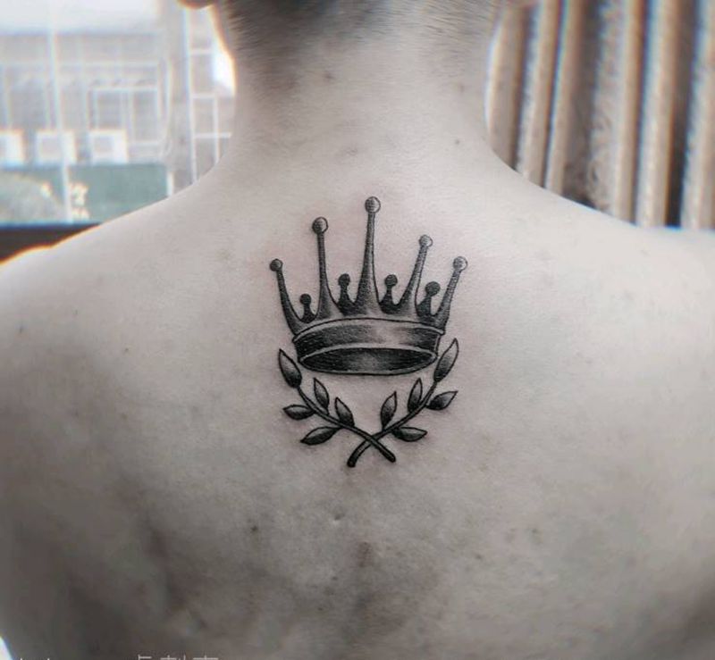 皇冠纹身图片_背部纹身图案