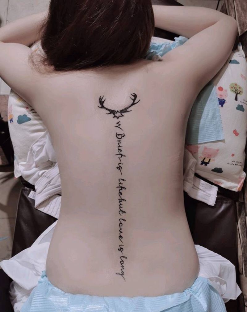 小姐姐人鱼线英文纹身图片_背部纹身图案