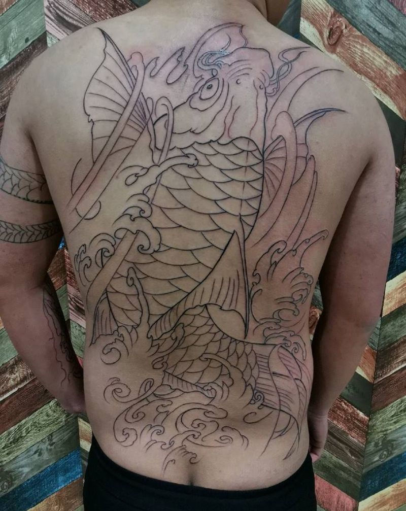 鲤鱼线条纹身图片_背部纹身图案