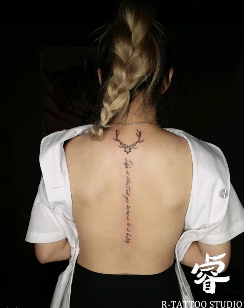 背后字母纹身图片_背部清新纹身图案