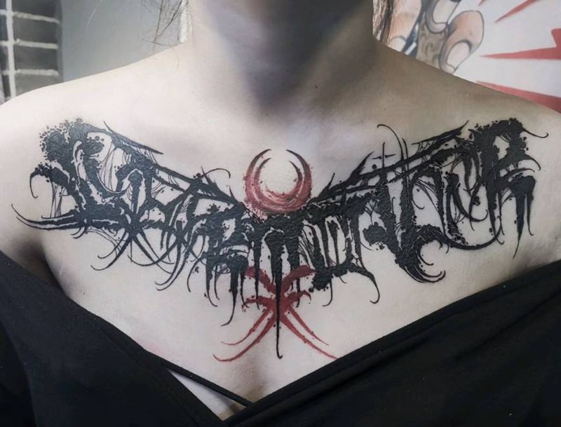 暗黑风字体纹身图片_胸部花体字纹身图案