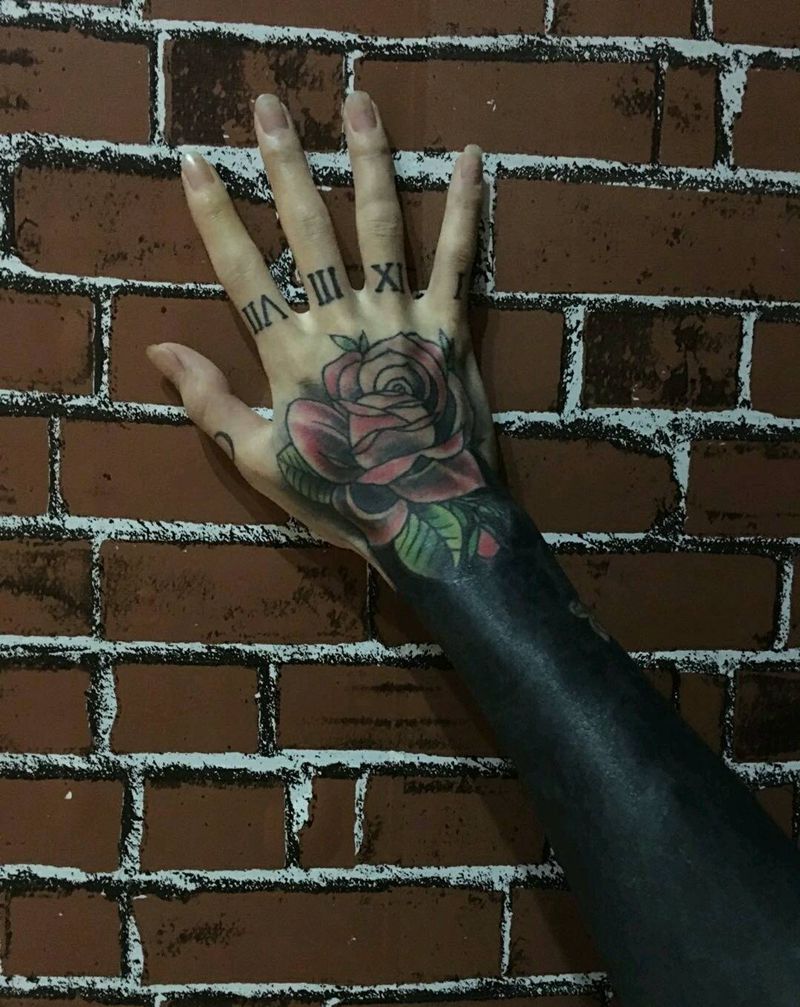黑臂纹身图片_手部纹身图案