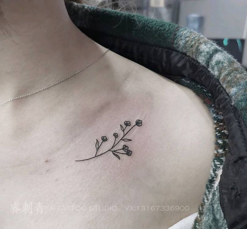 花纹身图片_胸部纹身图案