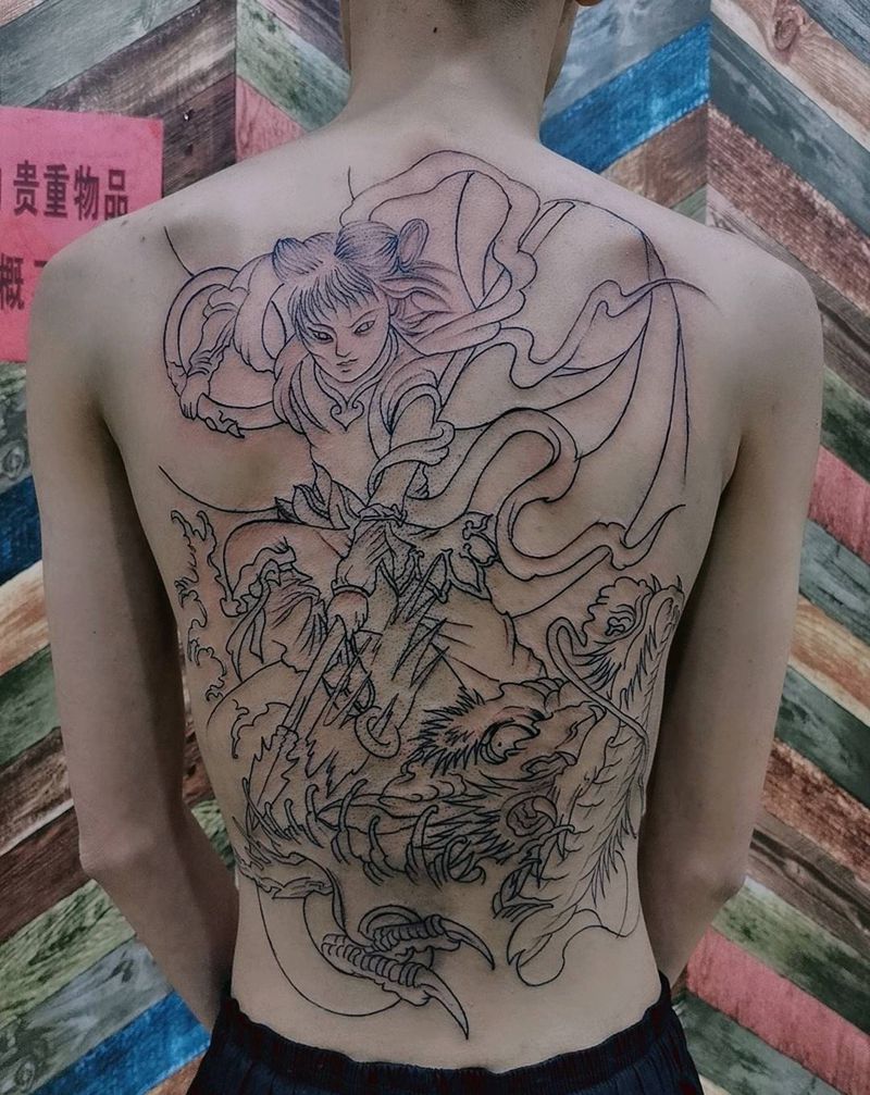 哪吒挑龙线条纹身图片_背部纹身图案