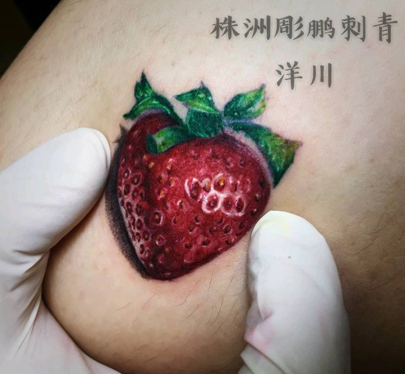 草莓纹身图片_腿部欧美写实纹身图案