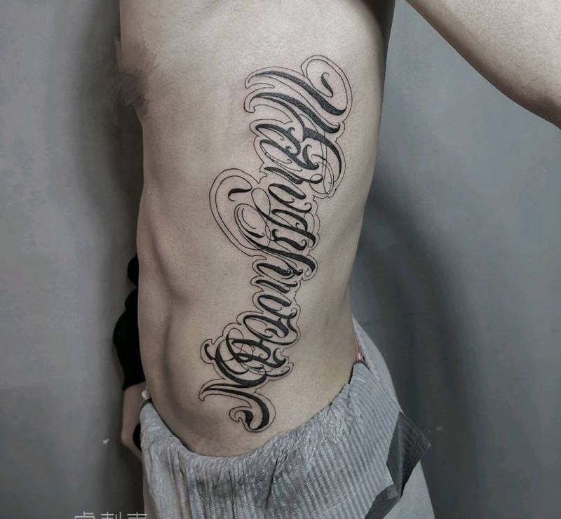 花体字纹身图片_腰部花体字纹身图案