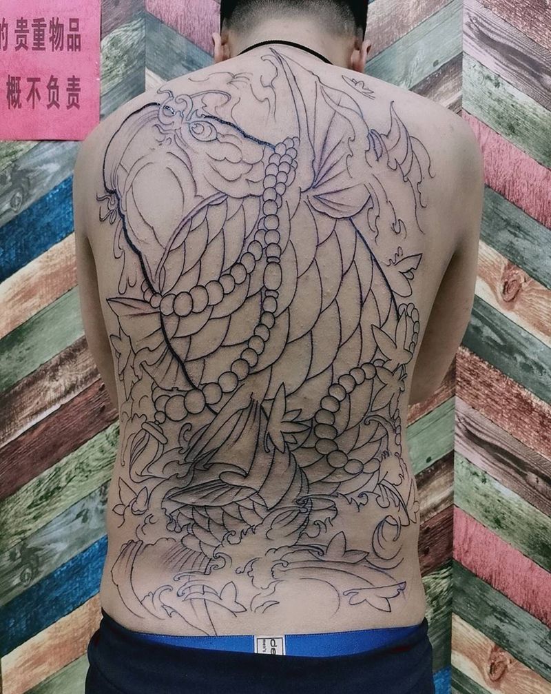鲤鱼线条,上再调整纹身图片_背部纹身图案