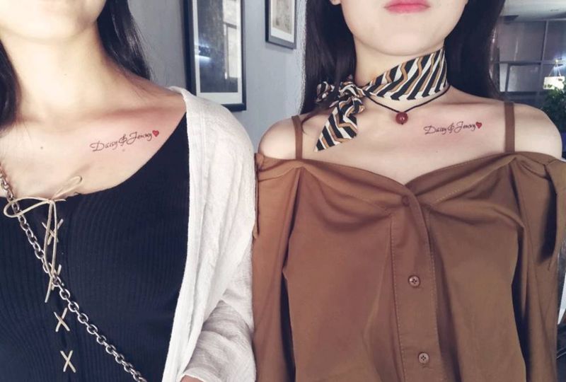 锁骨字母纹身图片