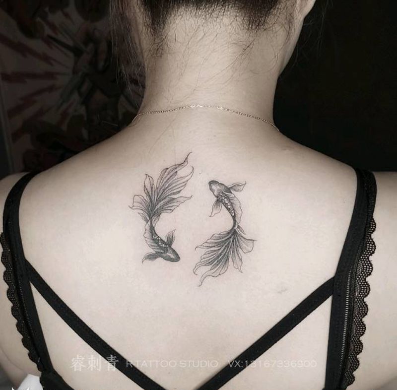 金鱼纹身图片_背部水墨点刺纹身图案
