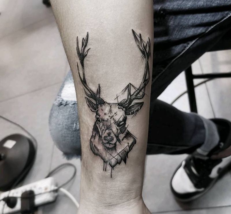 鹿 遮盖疤痕纹身图片_手臂纹身图案