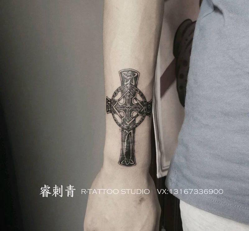 十字架遮盖疤痕纹身图片