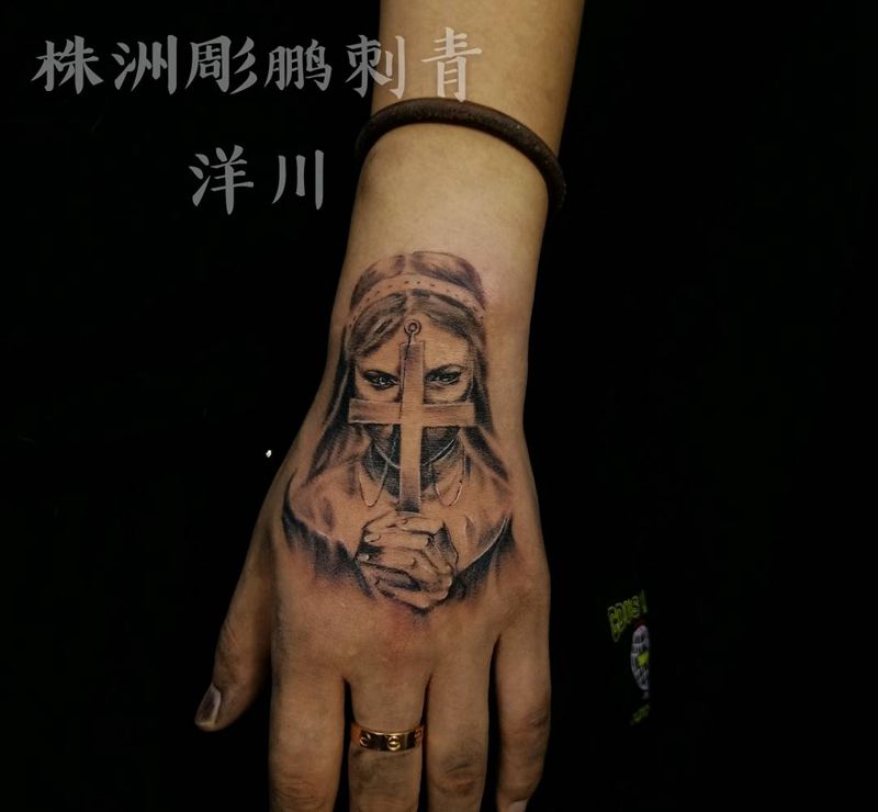 修女纹身图片_手部欧美写实纹身图案