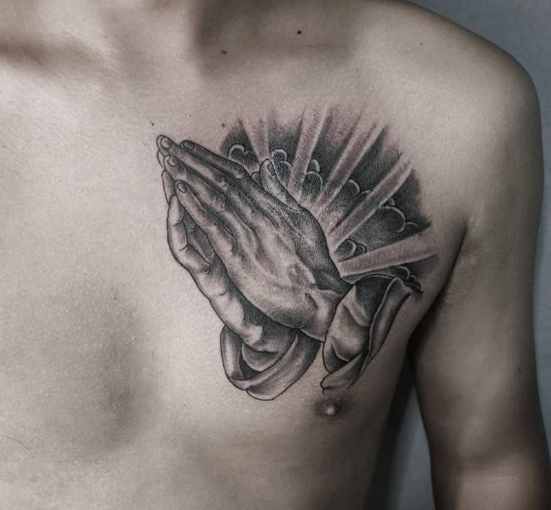 祈祷之手遮盖纹身图片_胸部欧美写实纹身图案