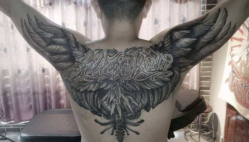 大翅膀纹身图片_背部点刺欧美写实纹身图案