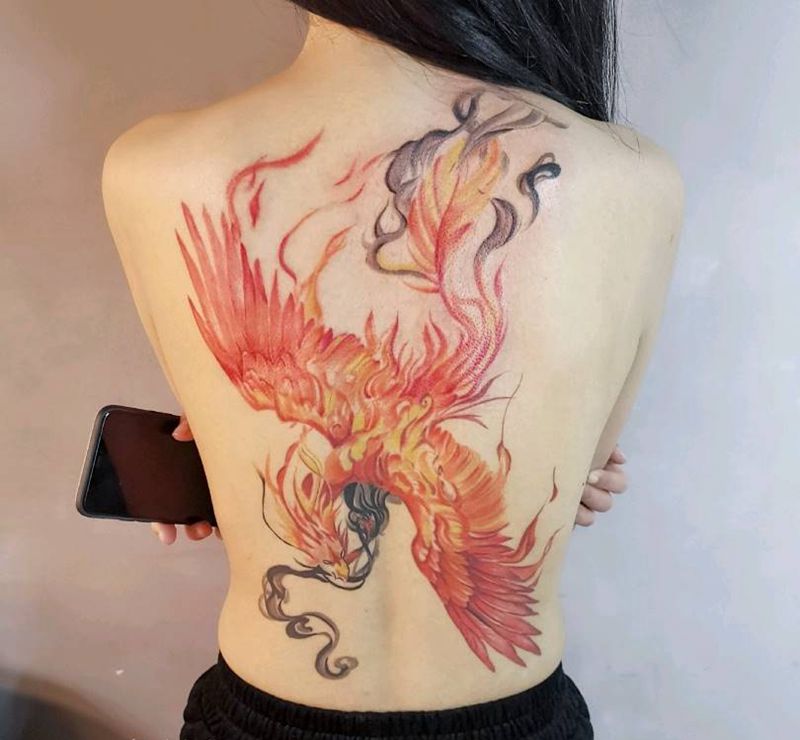 火凤凰纹身图片_背部水彩纹身图案