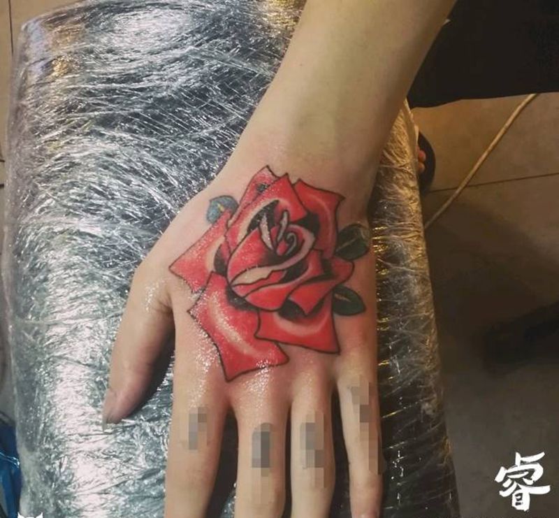 手背玫瑰纹身图片