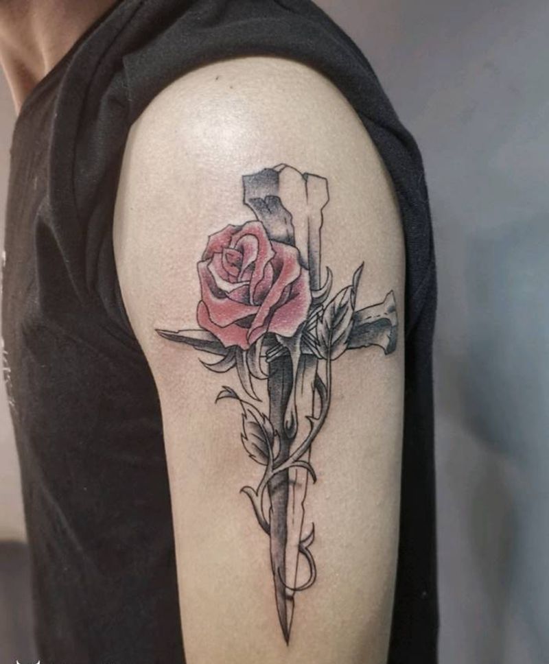 玫瑰十字架纹身图片_手臂欧美写实纹身图案