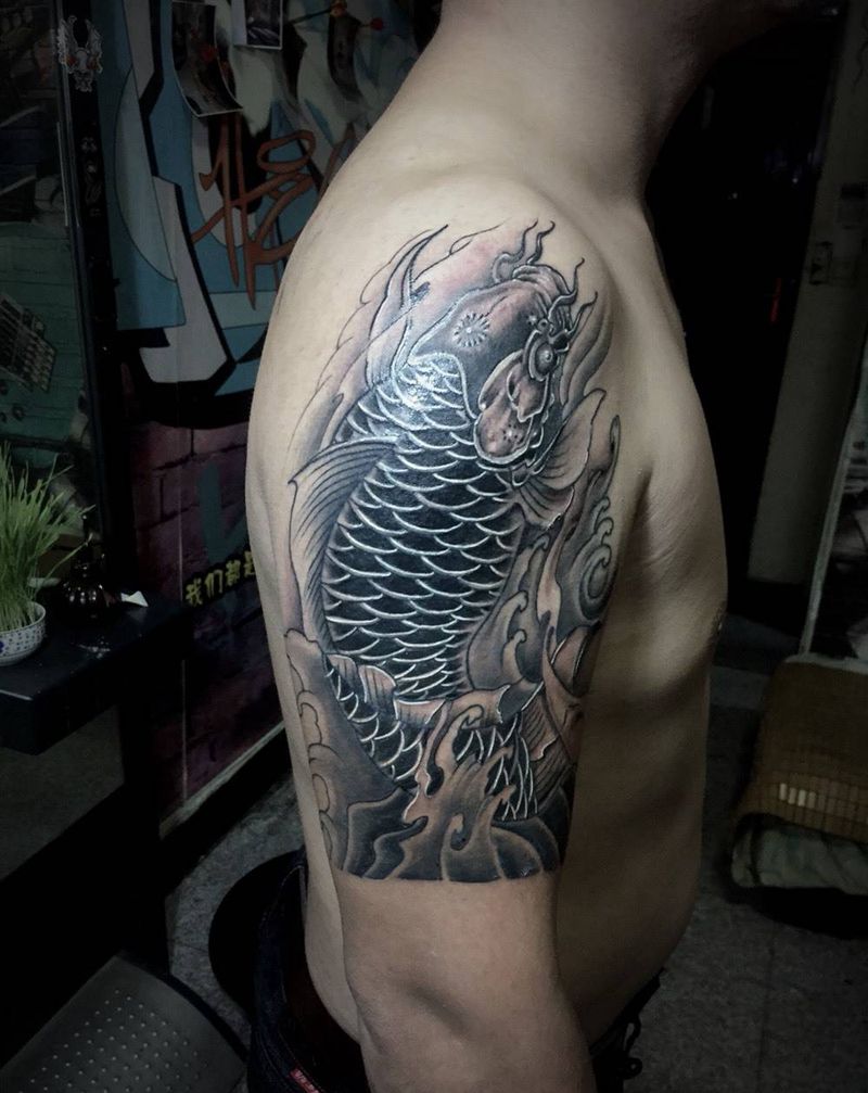 遮盖图腾鲤鱼纹身图片