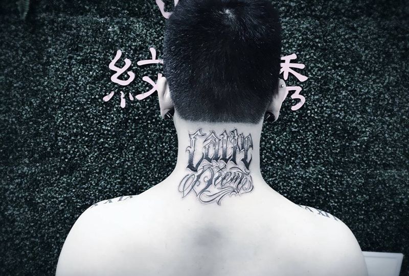 其卡洛字体纹身图片_成品颈部肩部欧美字符静物纹身图案