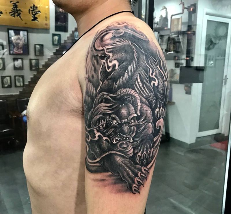 大臂貔貅纹身图片