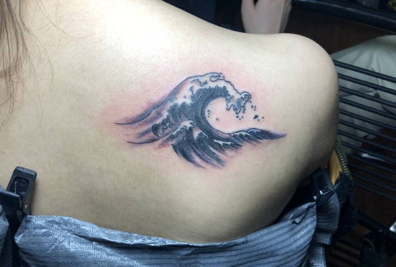 神奈川冲浪里 局部纹身图片_肩部纹身图案