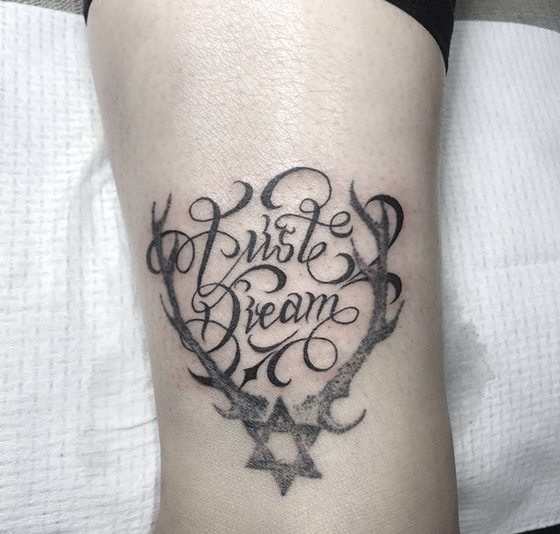 绕个字儿纹身图片_腿部花体字纹身图案