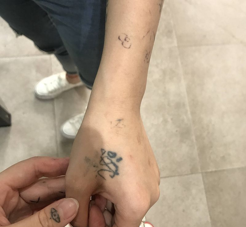 玫瑰花遮盖旧图纹身图片_手部Old School纹身图案