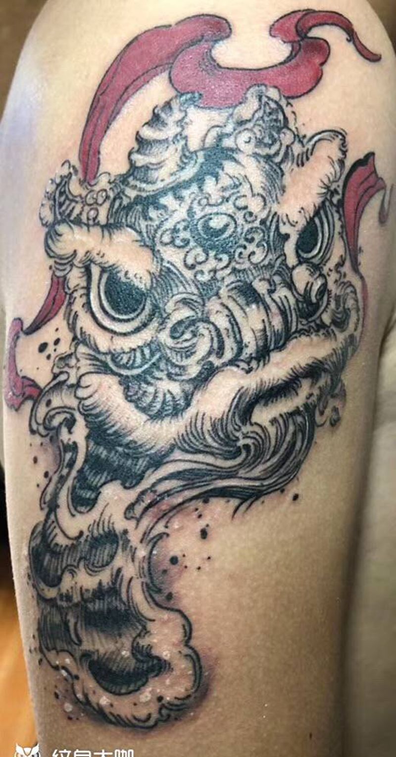 大臂醒狮纹身图片_手臂纹身图案