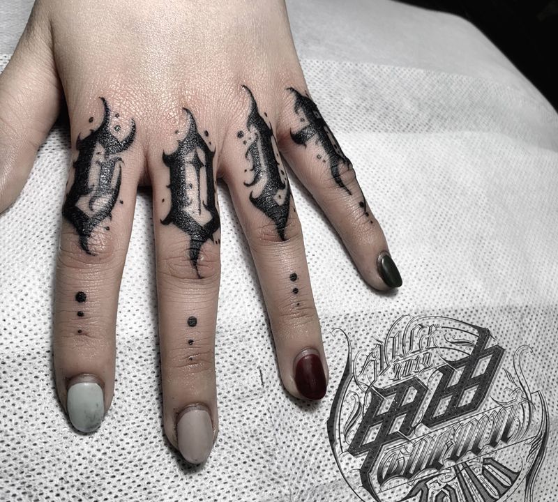 COLA纹身图片_手部花体字纹身图案