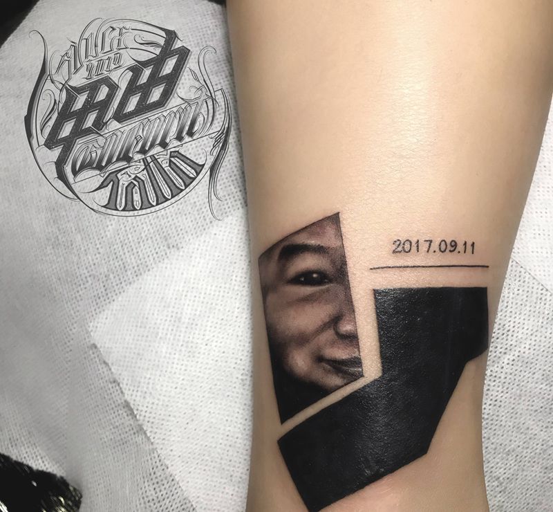 有爱的母亲纹身图片_腿部欧美写实纹身图案