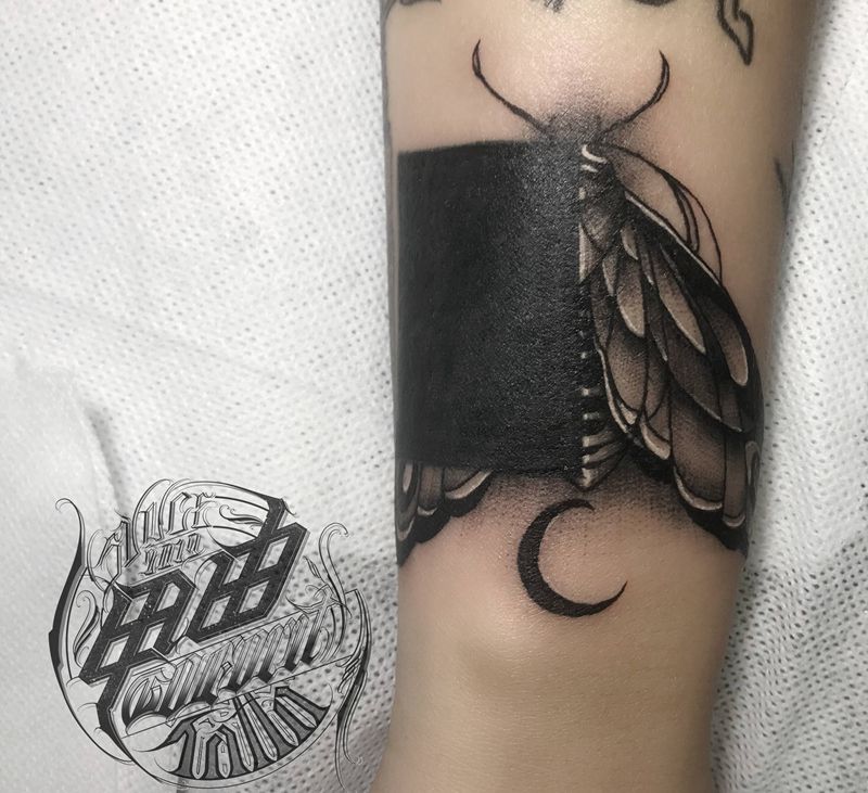 暗黑飞蛾纹身图片_手臂几何纹身图案