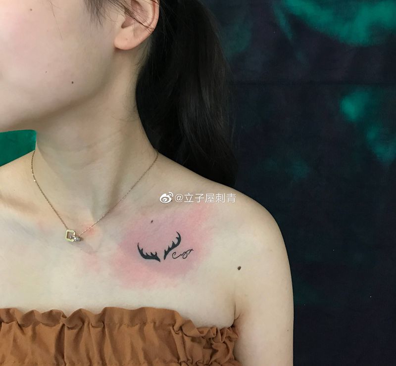 鹿角纹身图片_胸部纹身图案