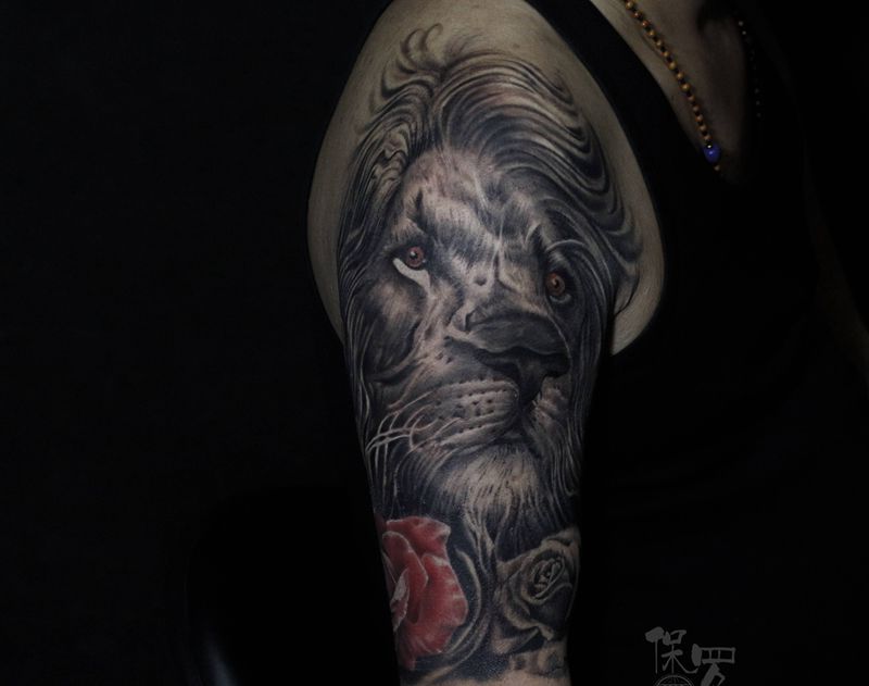 黑灰狮子纹身图片_手臂欧美写实狮子纹身图案