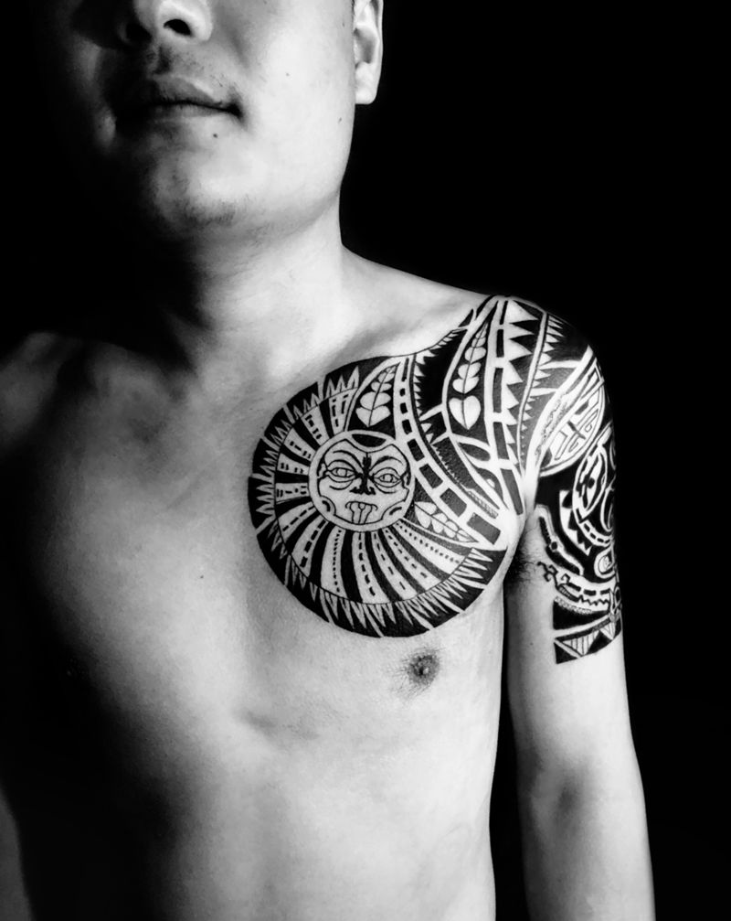 图腾半甲进行中……纹身图片_胸部肩部图腾纹身图案