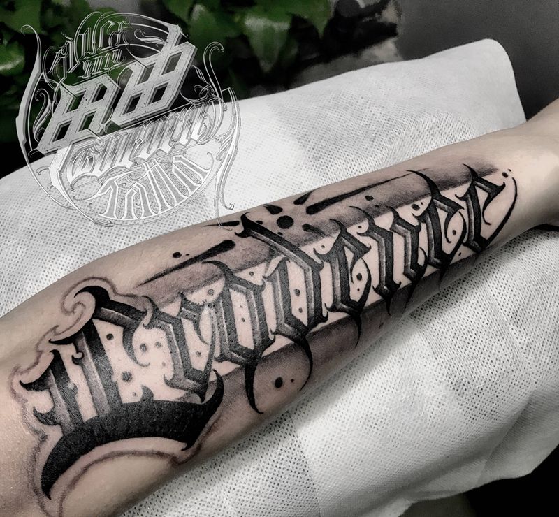 宽容纹身图片_手臂花体字纹身图案