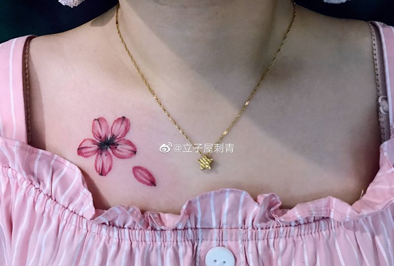 樱花遮盖疤痕纹身图片_胸部纹身图案