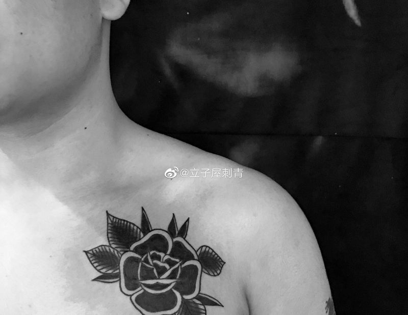 old school玫瑰花纹身图片_胸部Old School纹身图案