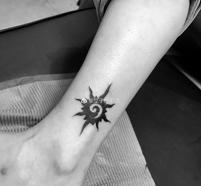 图腾太阳纹身图片_腿部纹身图案